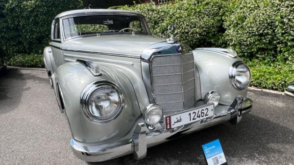 Mercedes 300 SC е версия с две врати, идваща от седана Adenauer 300. Наследява цялата механика, включително 3-литровия редови шестцилиндров двигател, в този случай обаче оборудван с иновативно механично впръскване. Това вдига мощността до впечатляващите 175 к.с. Много елегантен автомобил, който може да предложи лукс и производителност. 

Изненадващо, 300 SC е най-скъпият Mercedes по онова време, дори повече от gullwing 300 SL. Изложеният екземпляр е закупен нов от Пол Гети в Съединените щати през 1956 г. със сива метална ливрея. Цялостната реставрация връща това зашеметяващо купе в изключително състояние, сякаш току-що е напуснало завода си в Щутгарт.